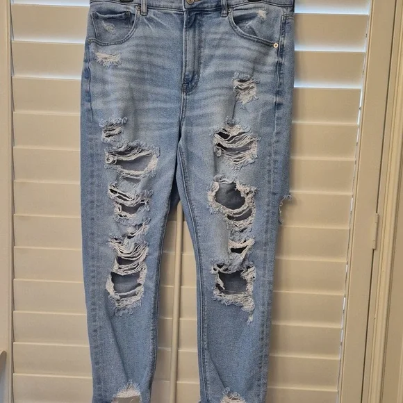 12S American Eagle Outfitters Ripped Light Blue Mom Jeans Sz 12 Short Distressed - Picture 1 of 5